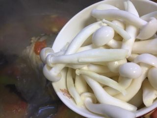 #菌类料理#白玉菇什锦鱼头汤,倒入锅里一起加盖炖