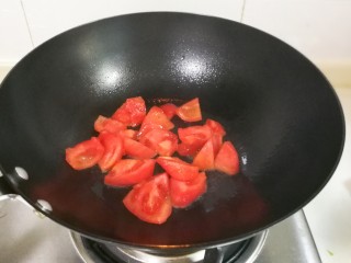 番茄肉圆汤,放入番茄