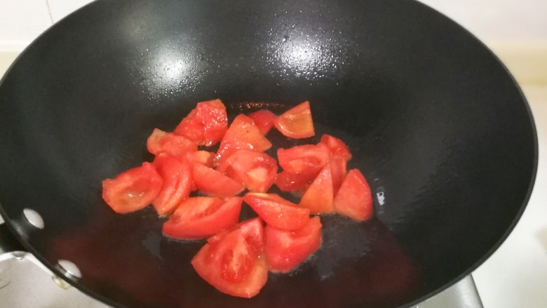 番茄肉圆汤,放入番茄