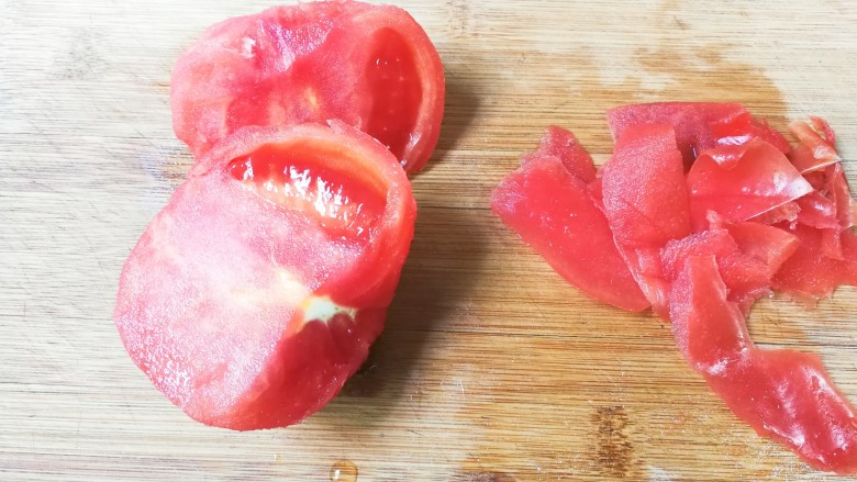 番茄肉圆汤,番茄削去皮