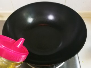 番茄肉圆汤,热锅倒入适量食用油