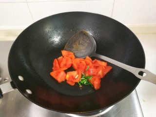 番茄肉圆汤,放入葱花翻炒片刻