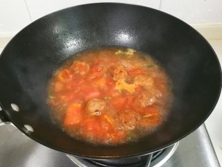 番茄肉圆汤,放入适量热水烧开继续小火烧五分钟