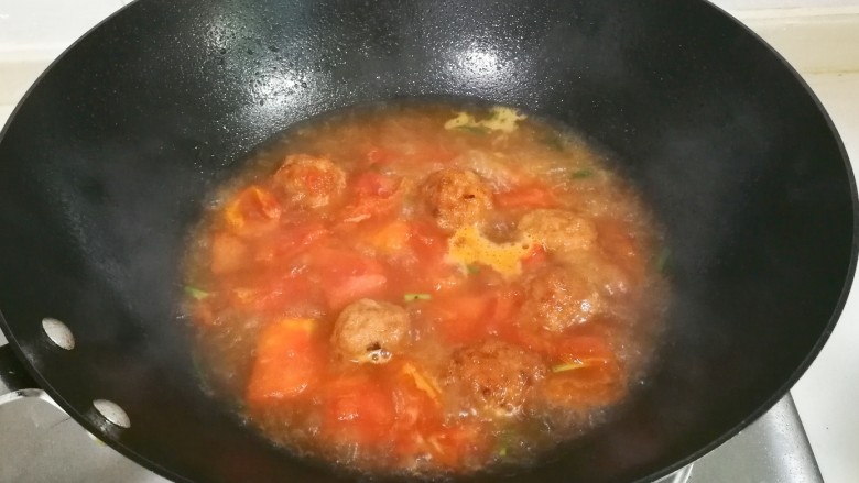 番茄肉圆汤,放入适量热水烧开继续小火烧五分钟