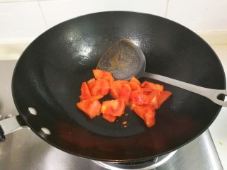 番茄肉圆汤,翻炒稍微出沙