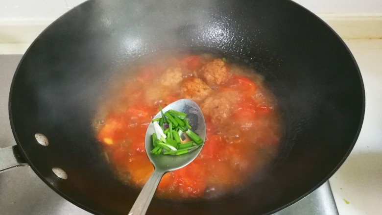 番茄肉圆汤,放入葱花出锅