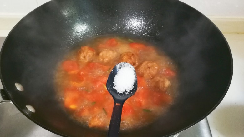 番茄肉圆汤,放入一小勺盐