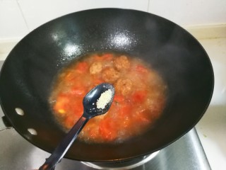 番茄肉圆汤,放入少许鸡精