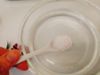 润肺止咳--应季枇杷糖水

,取一口大碗放入清水加适量盐