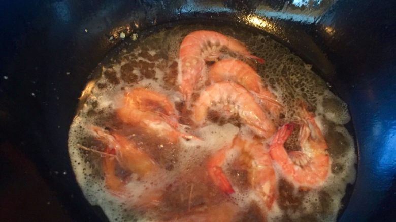 鲜虾粉丝煲,放入150毫升清水