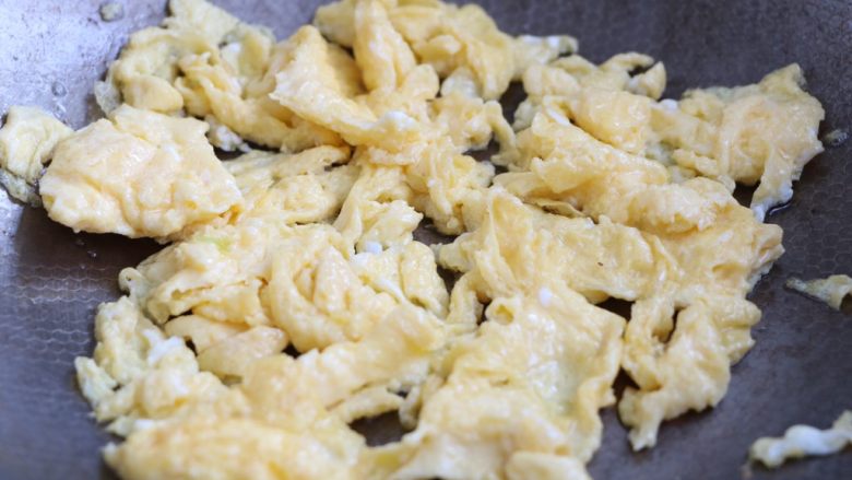洋芋擦擦,锅内放适量的色拉油，倒入鸡蛋液翻炒至凝固，盛出备用；