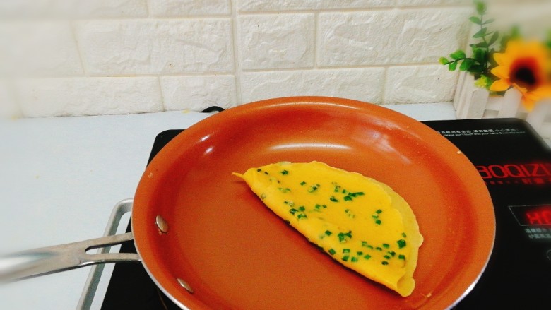 快手早餐+葱花鸡蛋饼,煎好以后把它对折。