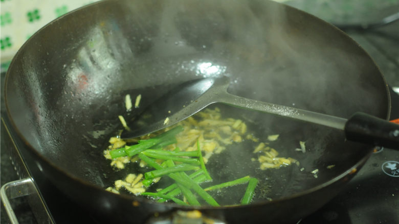 葱香鲈鱼,油锅烧热，放入姜片炒出香味后，撒入葱段