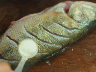 葱香鲈鱼,撒上少许盐，抹均匀