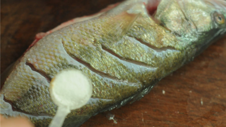 葱香鲈鱼,撒上少许盐，抹均匀