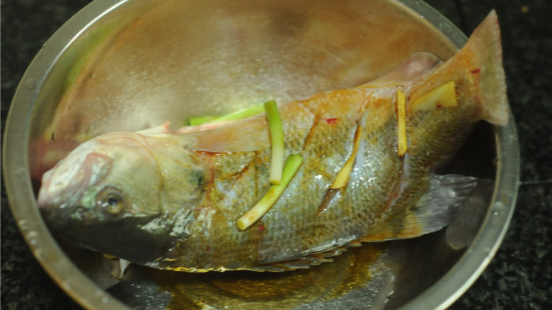 葱香鲈鱼,放入盆里腌制十分钟左右