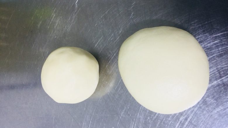 榴莲饼,油酥和水油皮可以分别提前制作完成备用。‼️❗️❗️这里的水油皮是沸腾的水制作而成，关键第一部一定揉成光滑的面团。 后期制作，不用醒面非常方便。