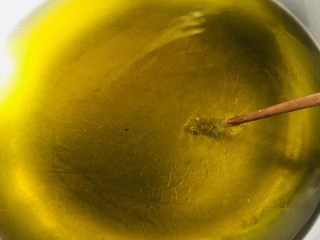 蜂蜜椰蓉小麻花,油温7层热 看图 放入一根筷子来，测试油温。