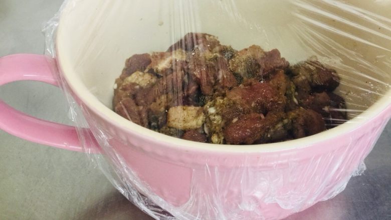 香飘飘的猪肉串,盖上保鲜膜冰箱里冷藏1小时。