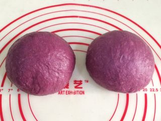 紫薯麻薯夹心软欧,发好的面团取出排气，平均分成两份，滚圆松弛15分钟。