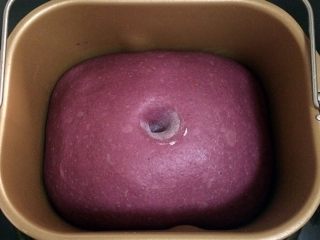 紫薯麻薯夹心软欧,面团发至2倍大，手指沾面粉戳孔，不塌陷不回弹即可。