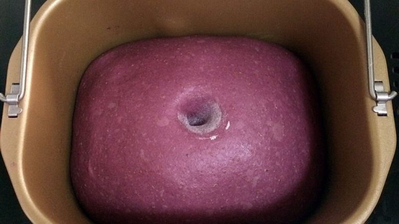 紫薯麻薯夹心软欧,面团发至2倍大，手指沾面粉戳孔，不塌陷不回弹即可。