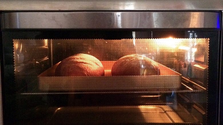 紫薯麻薯夹心软欧,放入预热好的烤箱中层，上下火180度15～18分钟。（具体烘烤温度和时间请按各自烤箱情况调整，面包表面上色后可盖锡纸，防止颜色烤深）