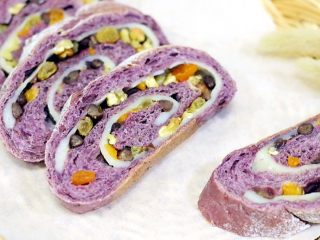 紫薯麻薯夹心软欧,烤完出炉放凉后即可食用。