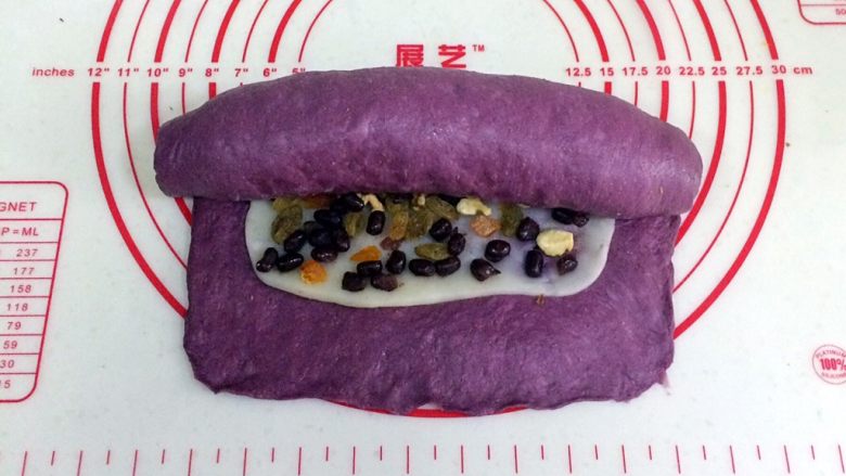 紫薯麻薯夹心软欧,从上往下的卷起来，然后捏紧收口。