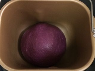 紫薯麻薯夹心软欧,整理好面团放在面包机内，盖好保鲜膜进行发酵。