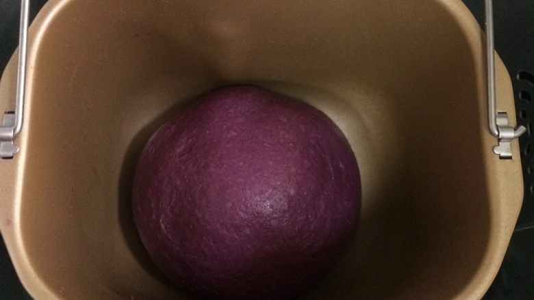 紫薯麻薯夹心软欧,整理好面团放在面包机内，盖好保鲜膜进行发酵。