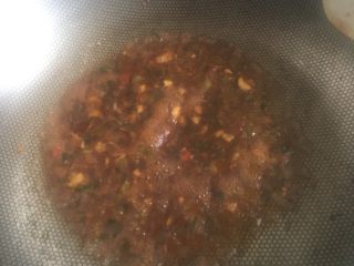 清蒸黄花鱼,锅里热油，放豆瓣酱爆香，加葱花，味极鲜少许，水少许，最后浇汁就可以了