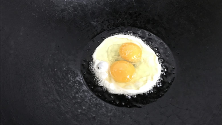 酸黄瓜蛋炒饭,放入鸡蛋。