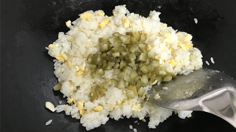 酸黄瓜蛋炒饭,再放入切成小粒的酸黄瓜。