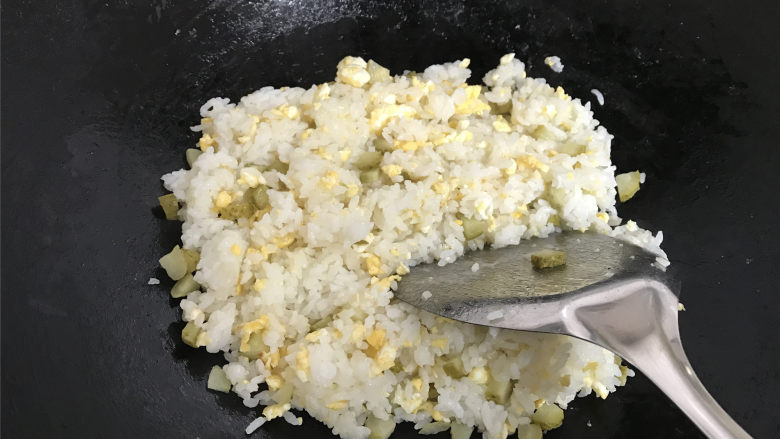 酸黄瓜蛋炒饭,炒匀后撒上葱花盛出即可。