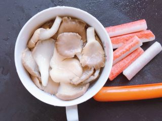 藤椒巴沙鱼,准备配菜，秀珍菇用盐水浸泡，五根蟹柳解冻，火腿肠备用