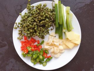 藤椒巴沙鱼,葱切成段，姜切成片，蒜头和红绿小米椒均切成小段