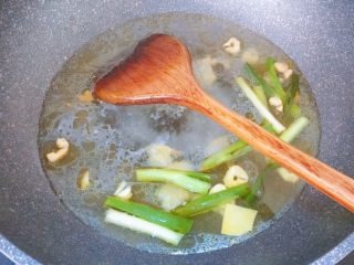 藤椒巴沙鱼,倒入高汤或白开水