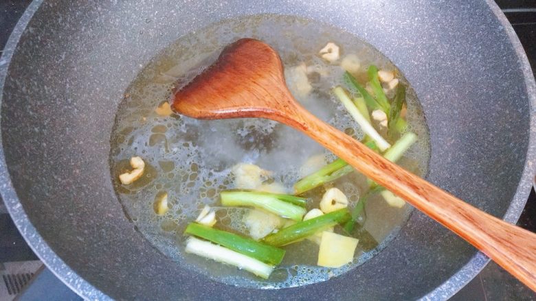 藤椒巴沙鱼,倒入高汤或白开水