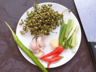 藤椒巴沙鱼,准备好鲜藤椒，姜葱蒜，红绿小米椒