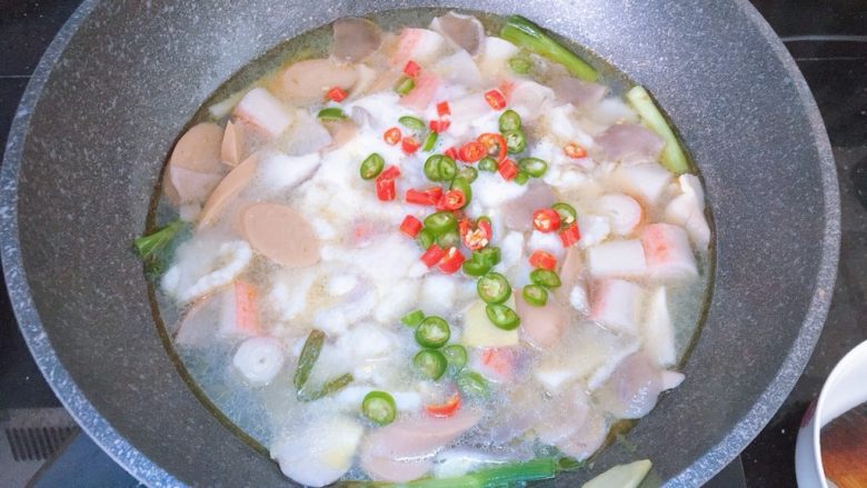 藤椒巴沙鱼,煮至鱼片变色，放入红绿小米椒煮一会