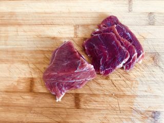 青豆牛肉粒,首先要把牛肉顺着肌肉的纹理 横切成3厘米左右的肉片