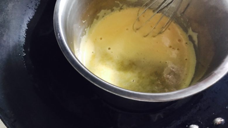 浓郁快手的榴莲冰淇淋,蛋奶混合隔水加热，小火加热并不停搅拌，不要温度过高把蛋烫老了或有颗粒，不然影响后面的口感