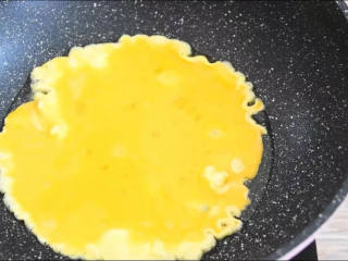 鸡蛋真的是百搭，和这两样混在一起也很好吃,锅里倒入2勺油，油温6成热时倒入鸡蛋液，成型时快速滑散。