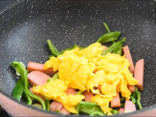 鸡蛋真的是百搭，和这两样混在一起也很好吃,放入炒好的鸡蛋继续翻炒。