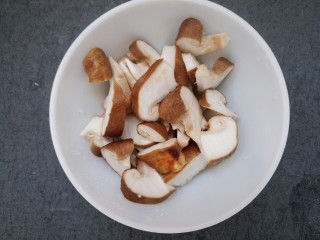 菌类料理～杂菌汤,把香菇切片