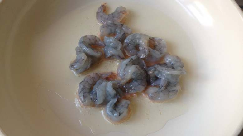虾仁蛋饼,平底锅中倒入适量油，油温热后倒入腌制好的虾仁
