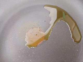 菌类料理～杂菌汤,锅里热油