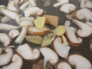 菌类料理～杂菌汤,然后放姜片