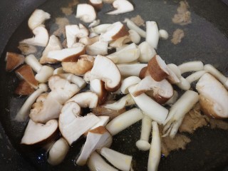 菌类料理～杂菌汤,再放香菇